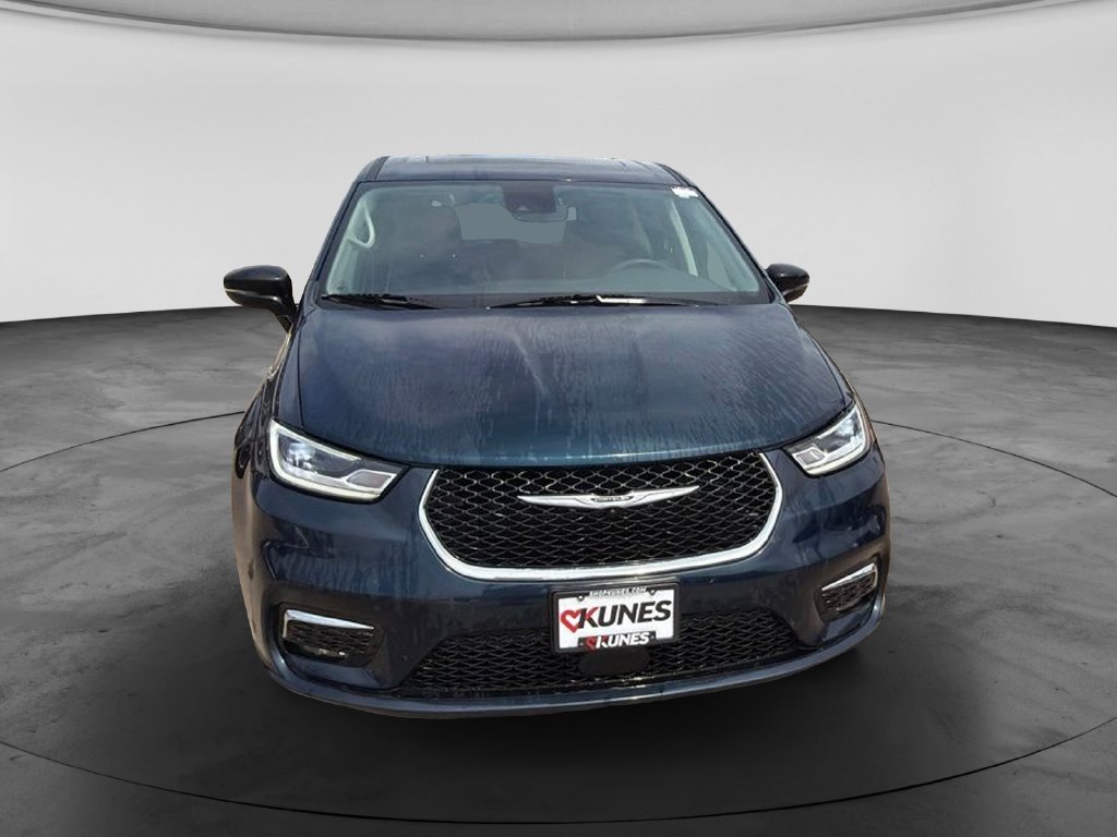 Used 2024 Chrysler Pacifica Limited FWD image 4