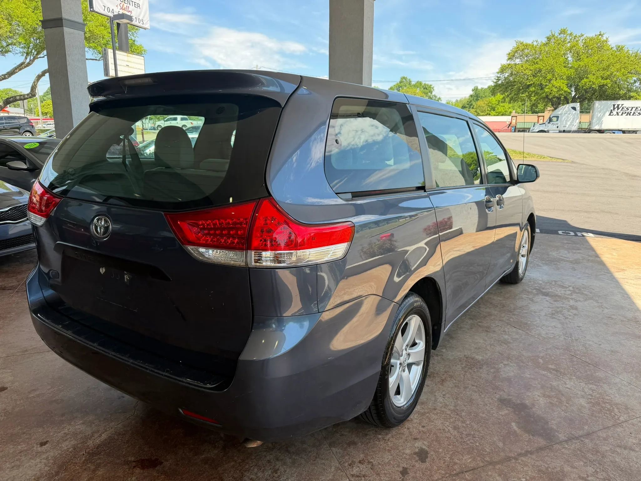 Used 2014 Toyota Sienna L FWD image 6