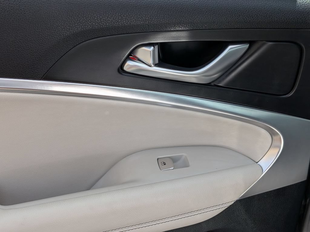 Used 2025 Genesis G70 2.5T RWD image 26