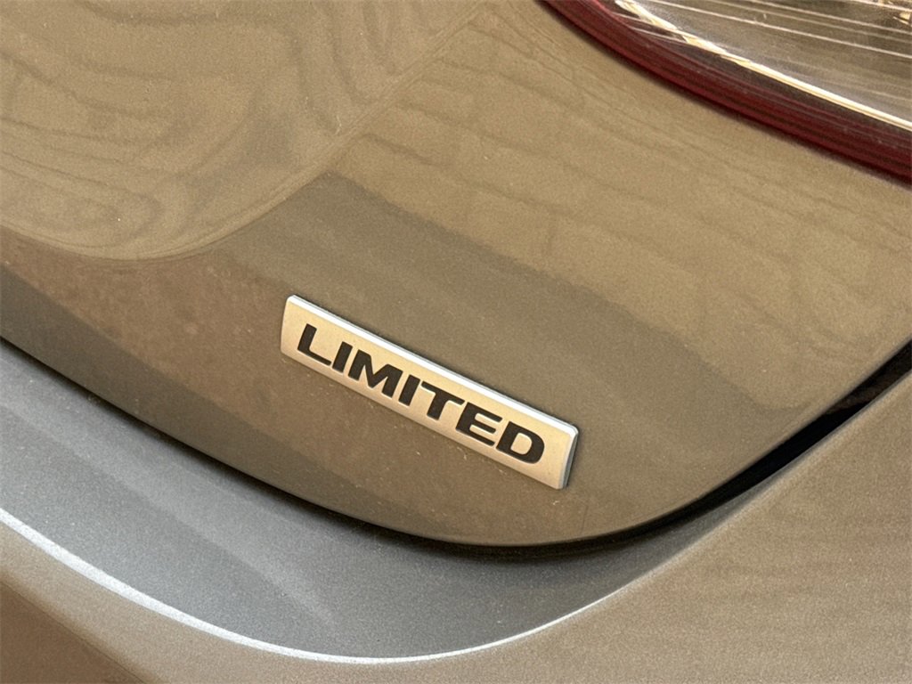 Used 2014 Hyundai Elantra Limited w/ Option Group 03 image 9