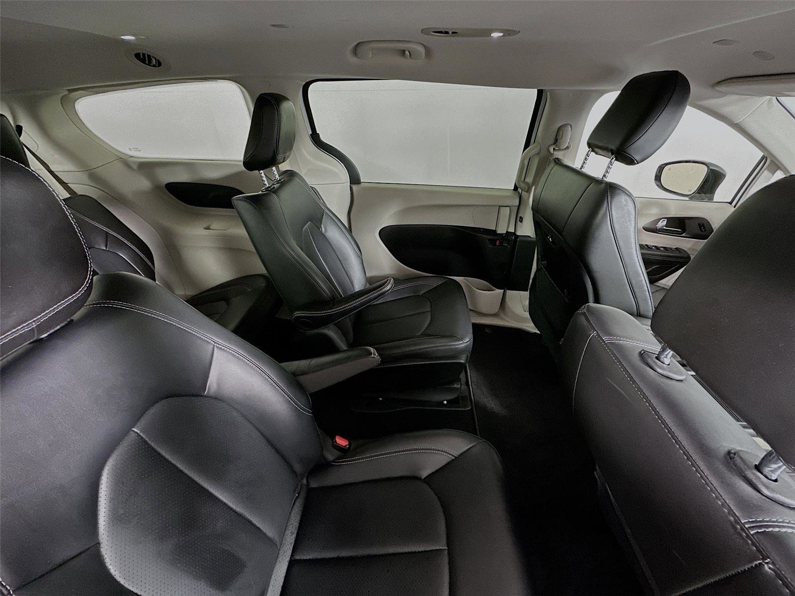 Used 2024 Chrysler Pacifica Select image 28