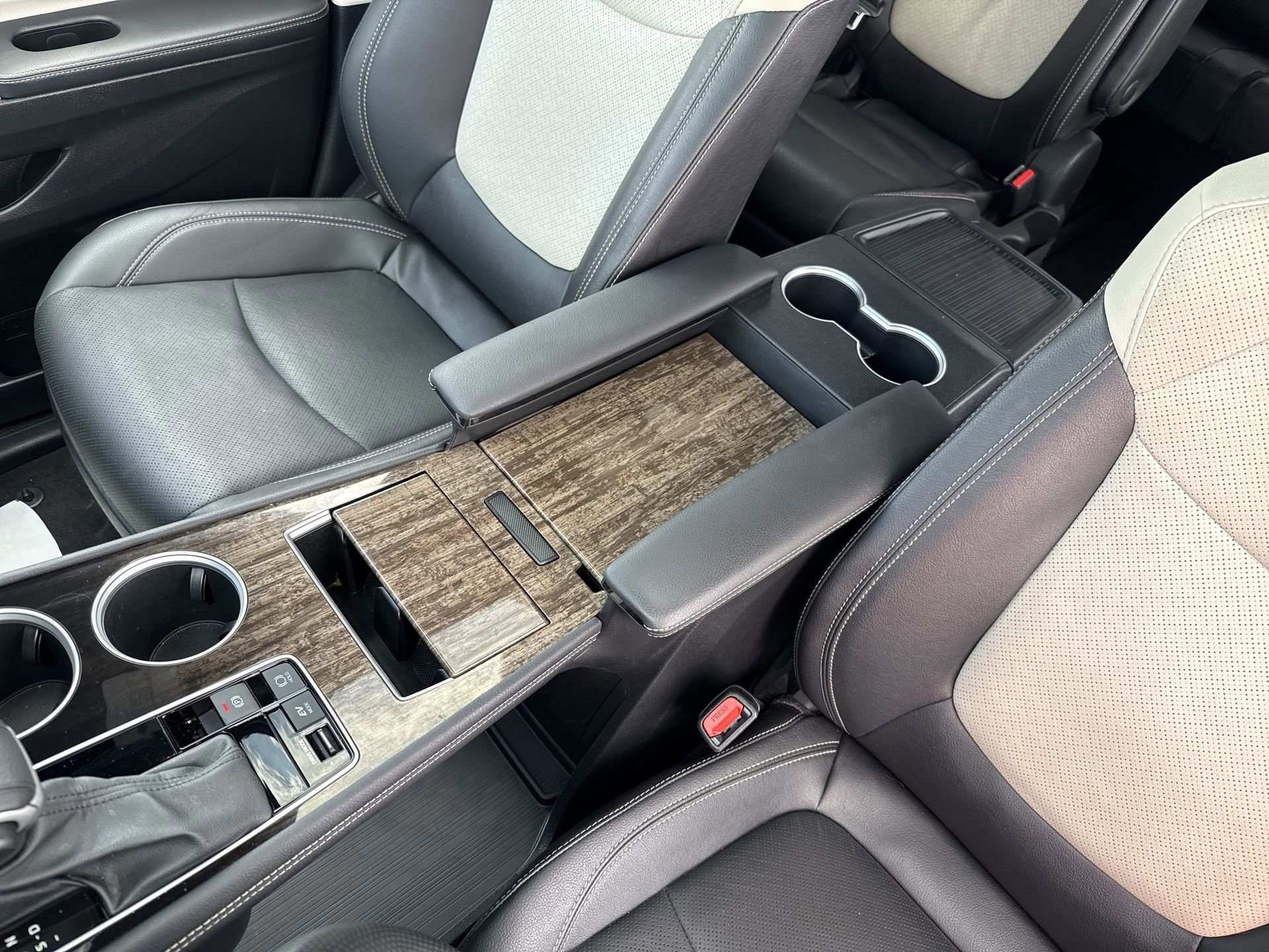 Used 2025 Toyota Sienna Platinum FWD image 23