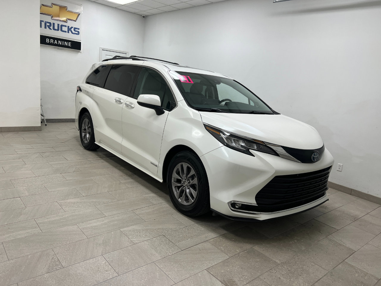 Used 2021 Toyota Sienna XLE w/ XLE Plus Package image 6