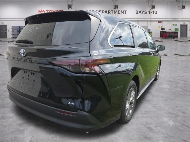 Used 2025 Toyota Sienna LE FWD image 7