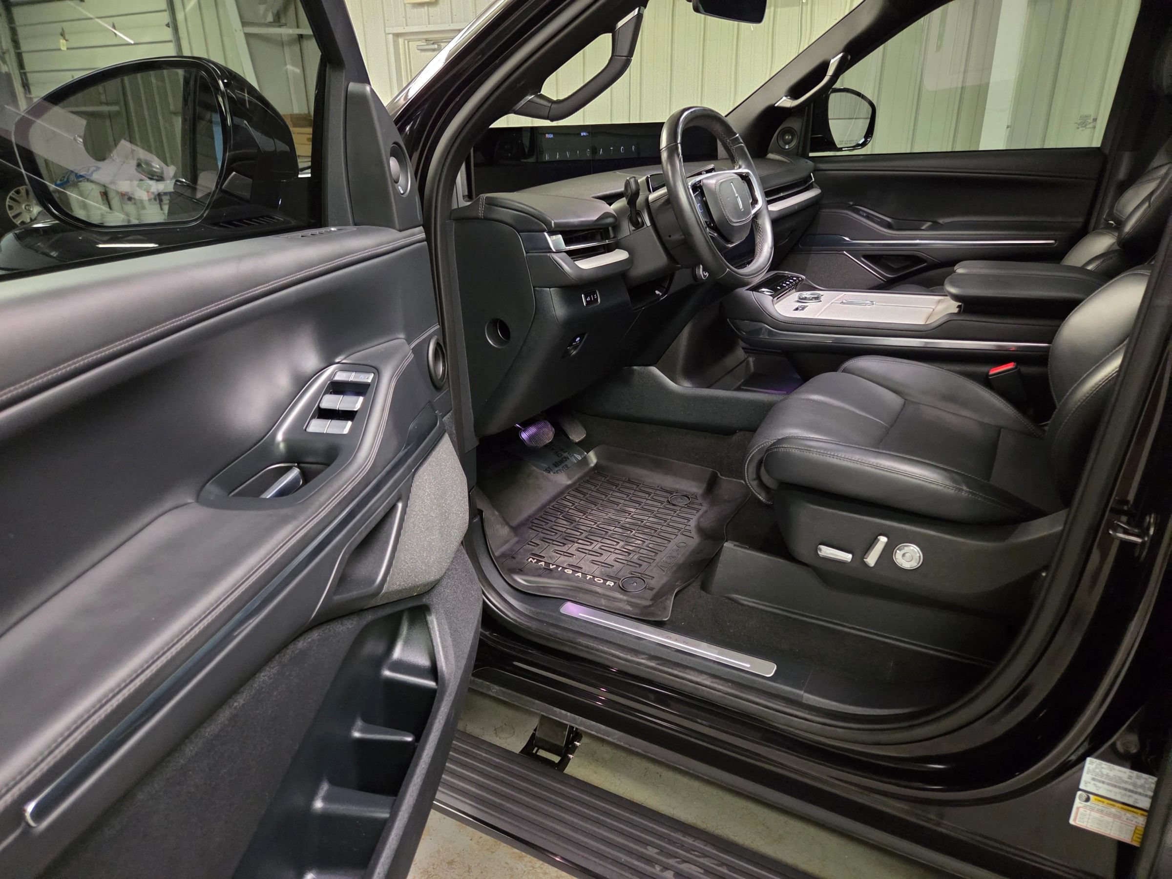 Used 2025 Lincoln Navigator L Reserve w/ Jet Appearance Package AWD/4WD image 14