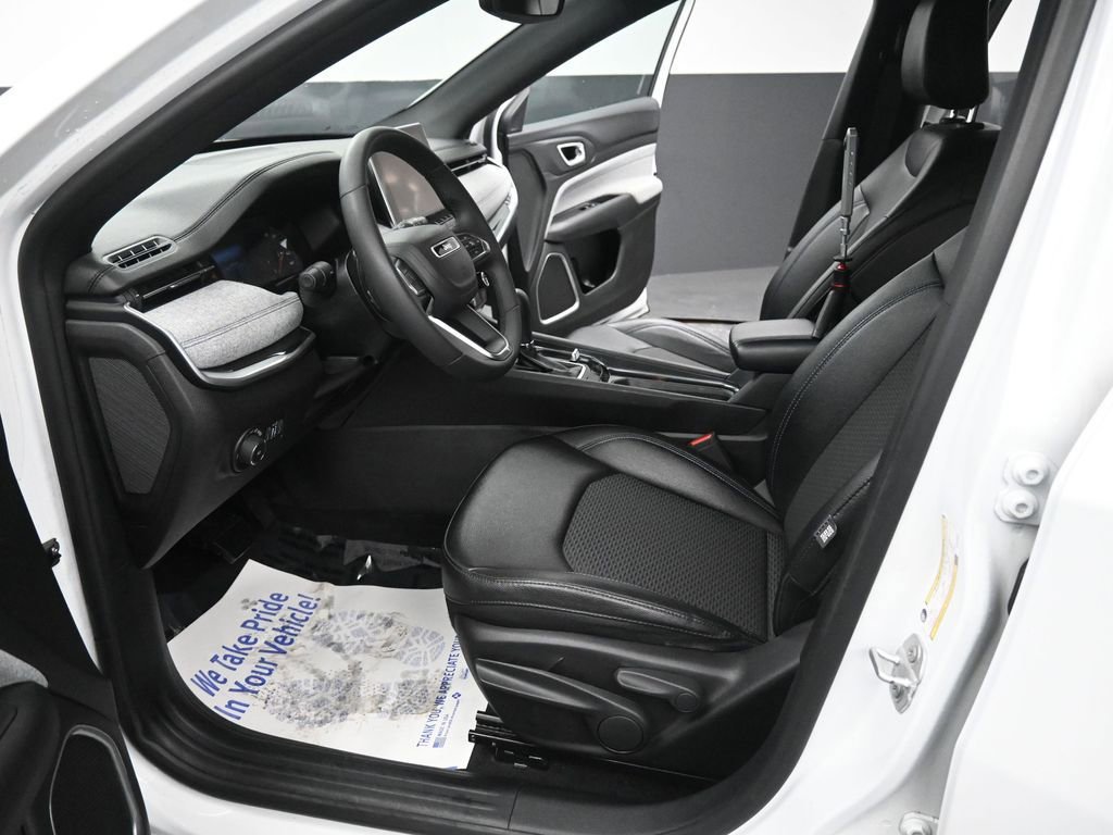 Used 2024 Jeep Compass Latitude image 29