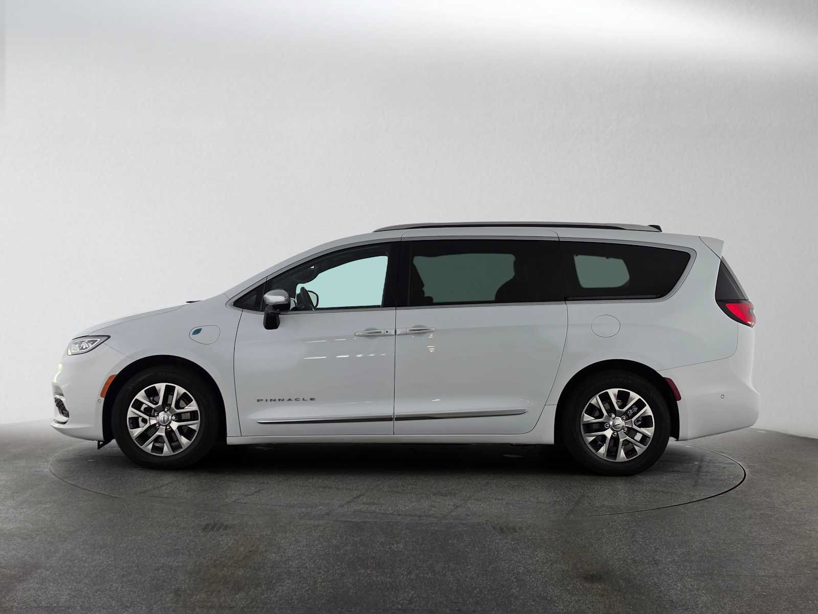 Used 2023 Chrysler Pacifica Pinnacle FWD image 6