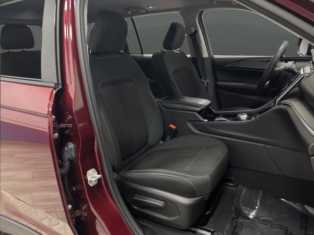 Used 2023 Jeep Grand Cherokee Laredo image 26