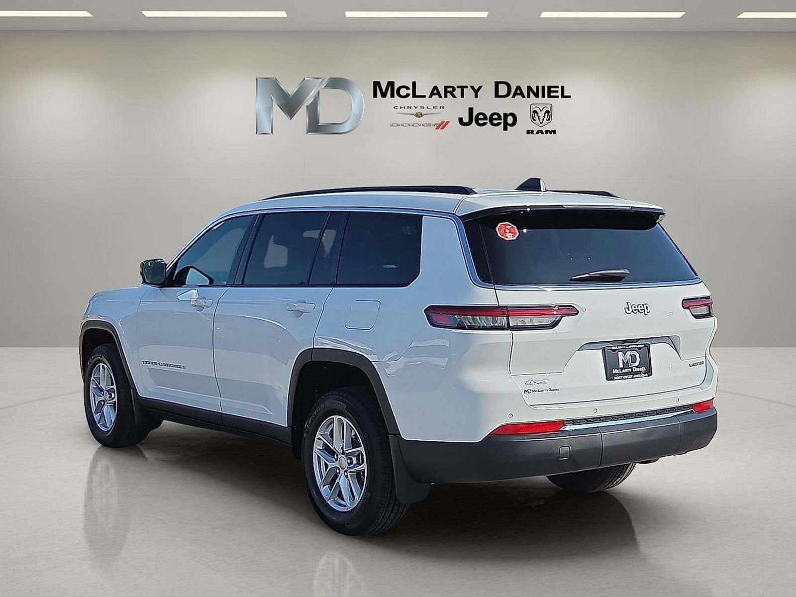 Used 2025 Jeep Grand Cherokee L Laredo image 4