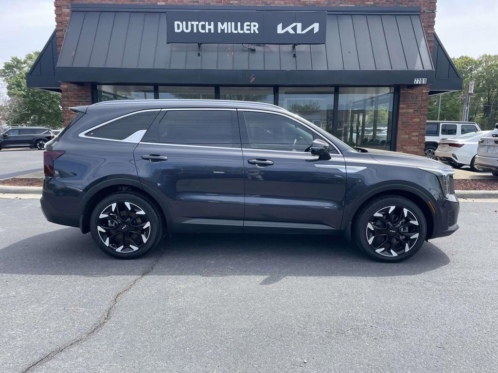 Certified 2025 Kia Sorento EX image 8