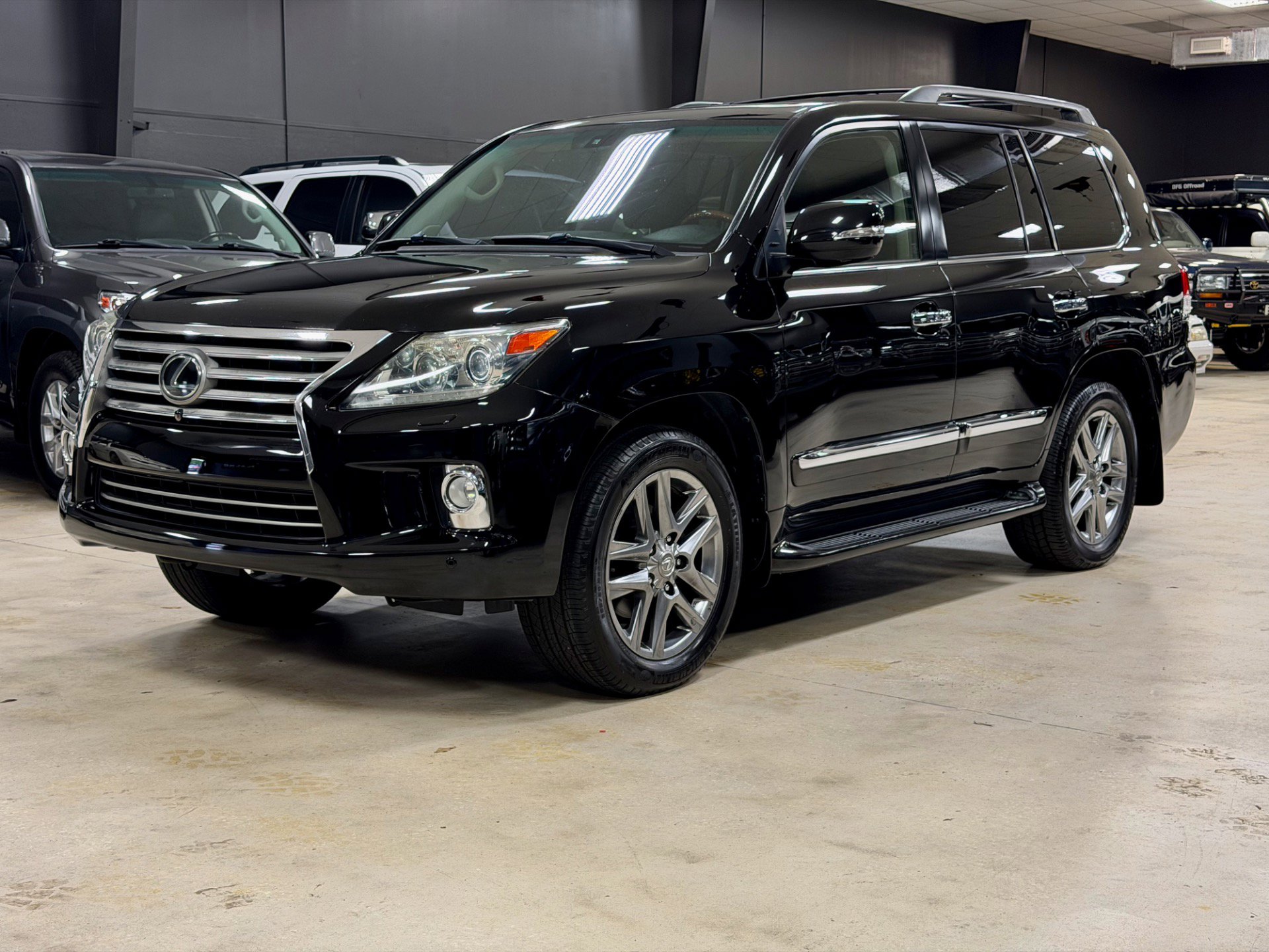 Used 2013 Lexus LX 570 4WD w/ Luxury Pkg w/Pre-crash