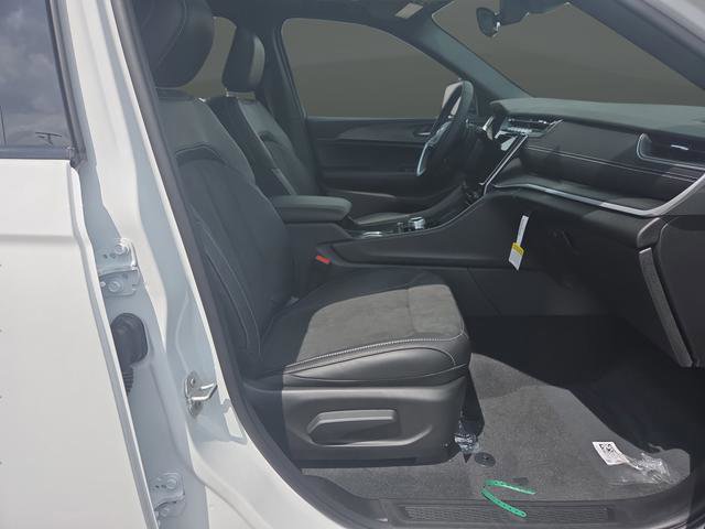 New 2025 Jeep Grand Cherokee Altitude image 32