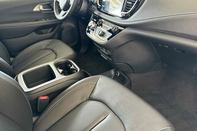New 2026 Chrysler Pacifica Select image 14
