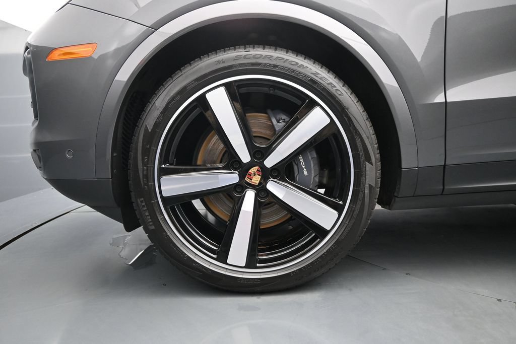 Certified 2025 Porsche Cayenne AWD/4WD image 7