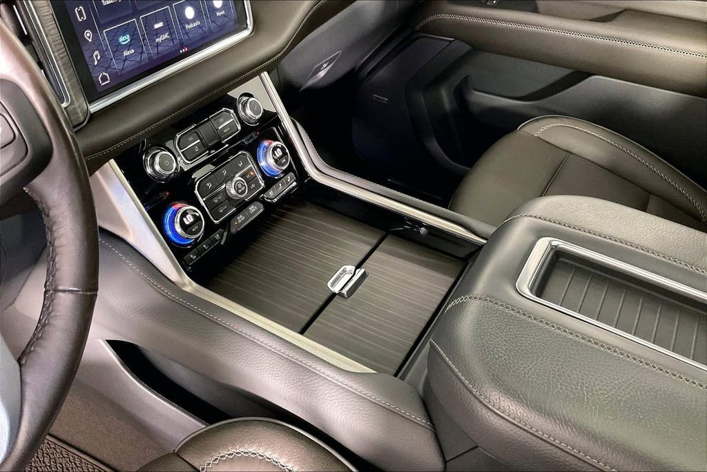 Used 2022 GMC Yukon Denali w/ Denali Premium Package image 19