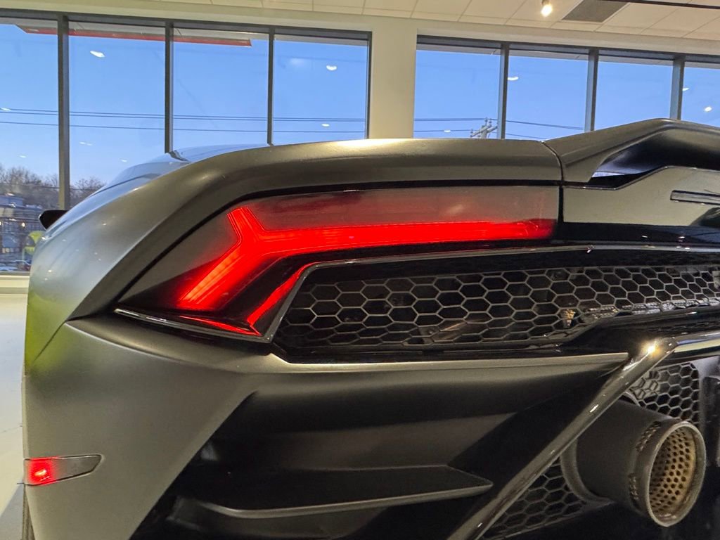Used 2020 Lamborghini Huracan EVO image 17