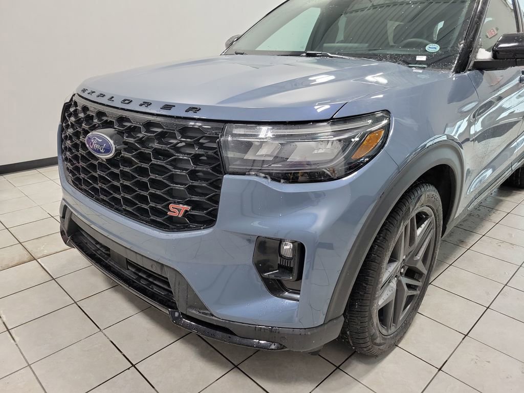 Used 2025 Ford Explorer ST image 29