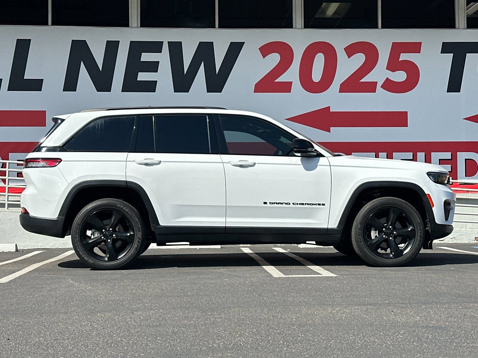 Used 2023 Jeep Grand Cherokee Altitude image 6