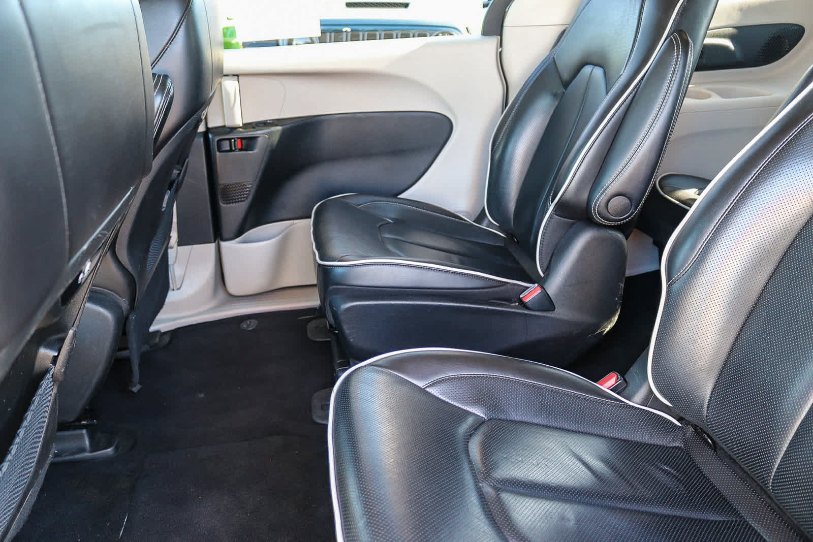 Used 2023 Chrysler Pacifica Limited FWD image 18