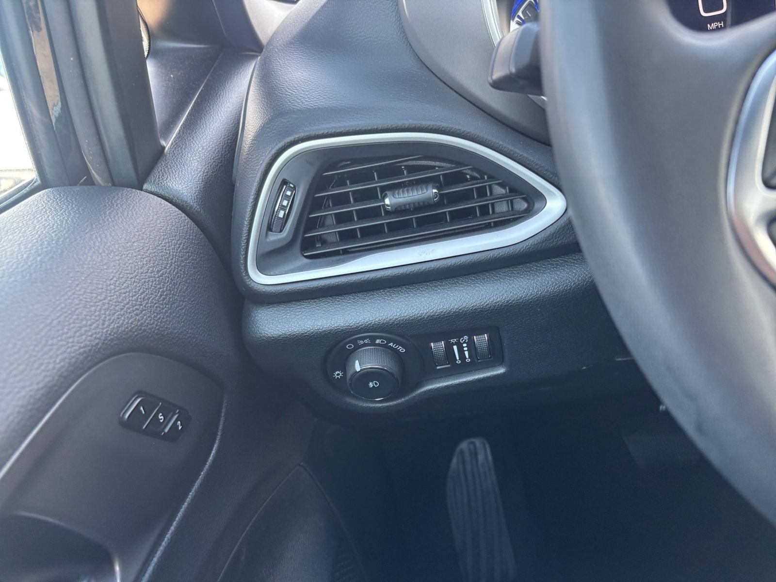 Used 2025 Chrysler Pacifica Select FWD image 36