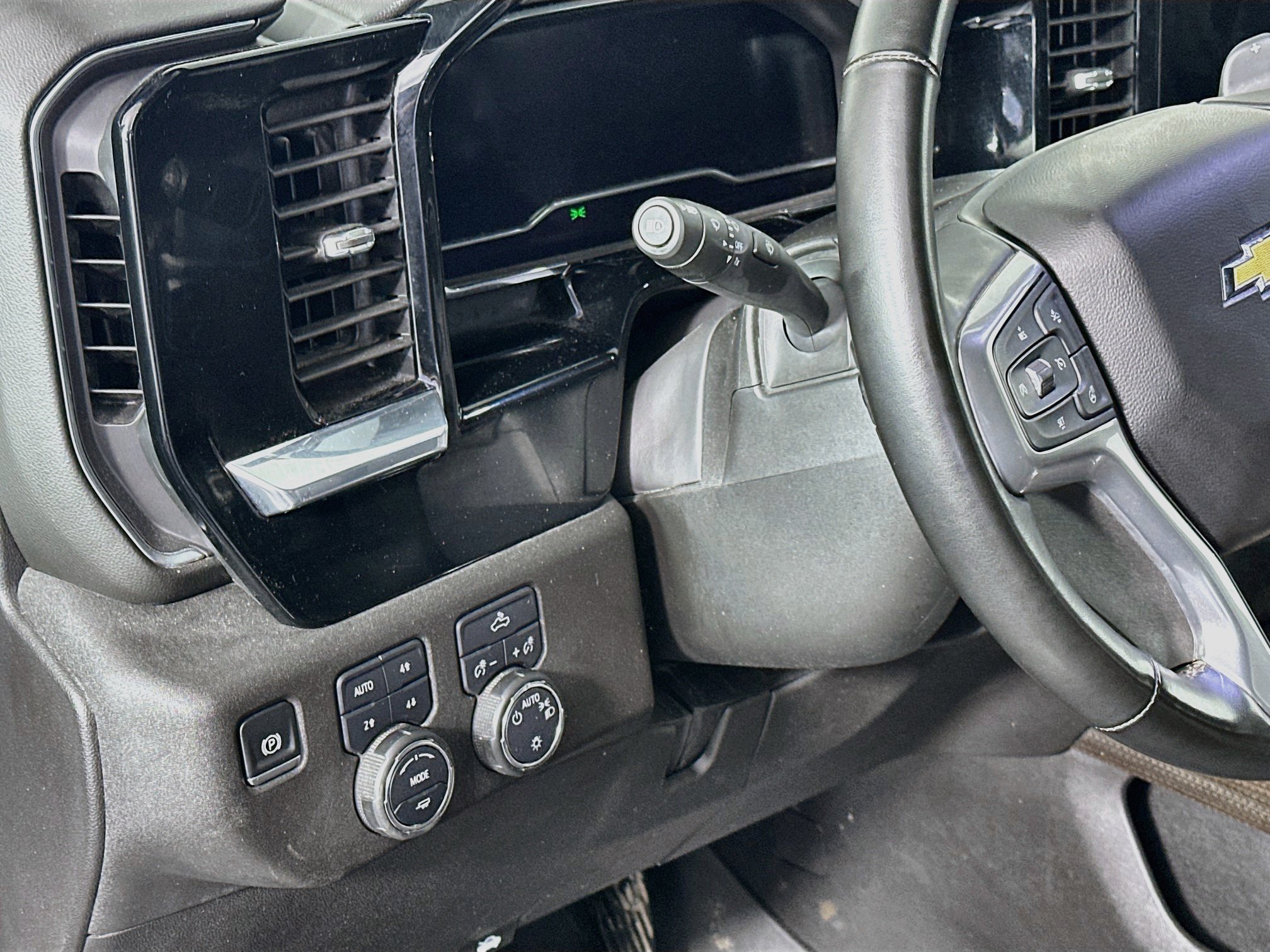 Used 2025 Chevrolet Silverado 1500 LT AWD/4WD image 16