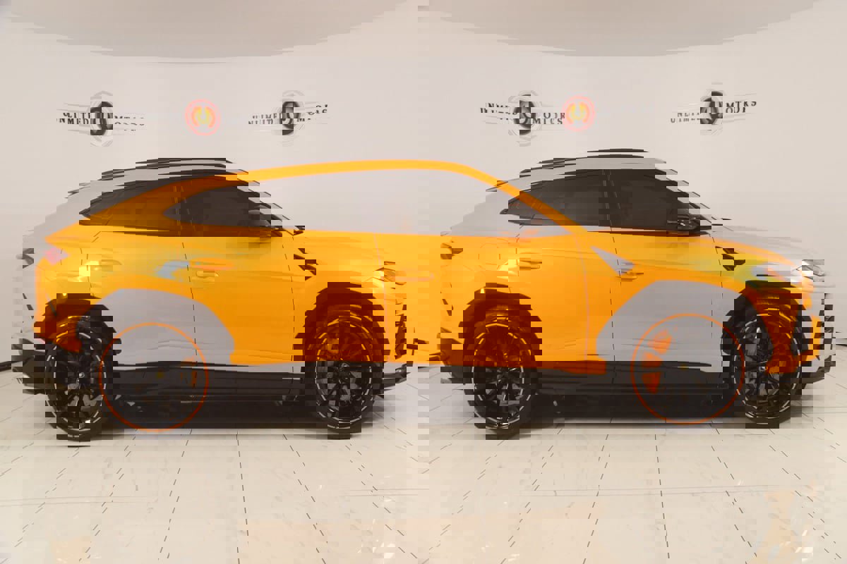 Used 2021 Lamborghini Urus image 2