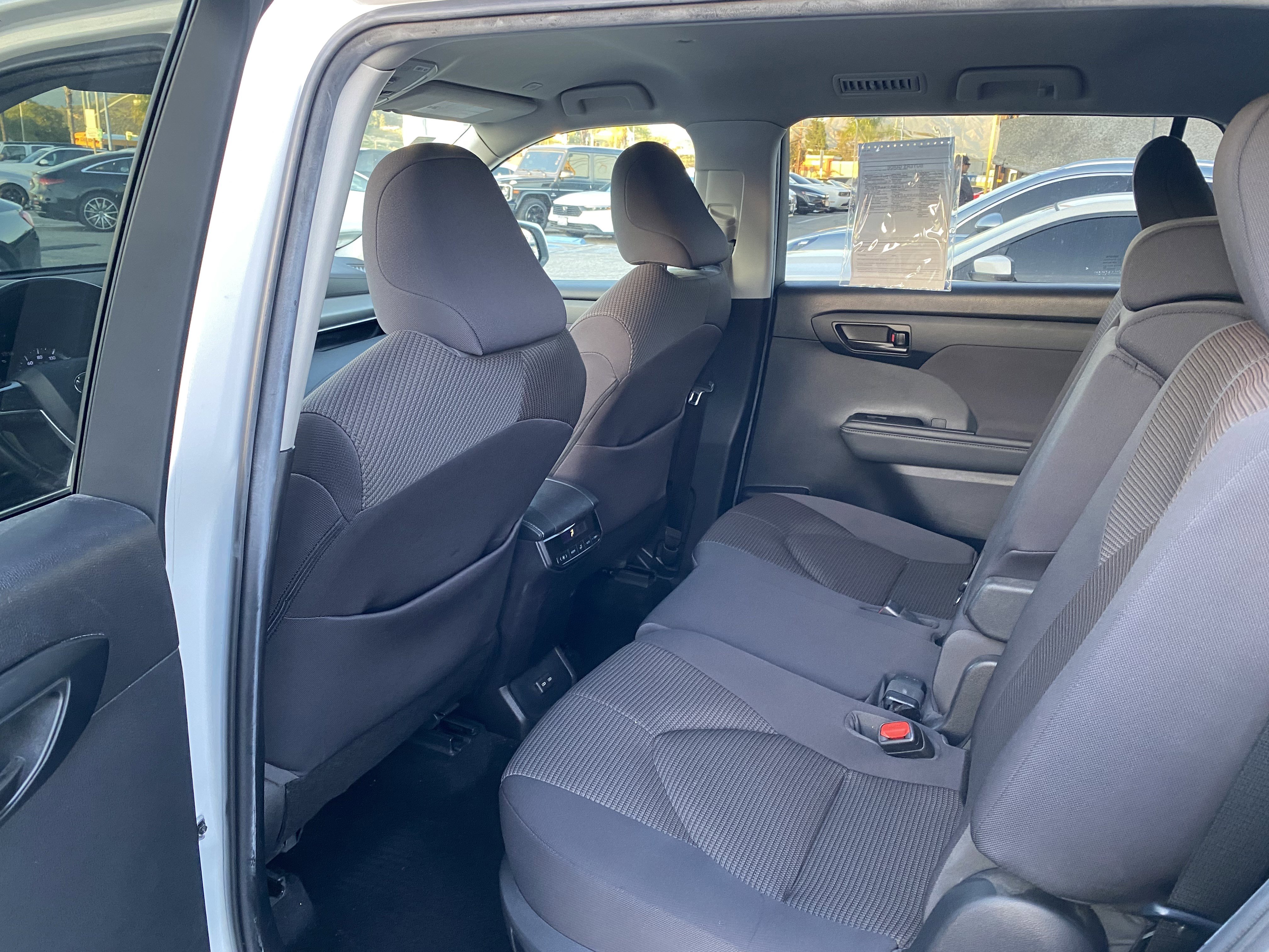 Used 2022 Toyota Highlander LE FWD image 19