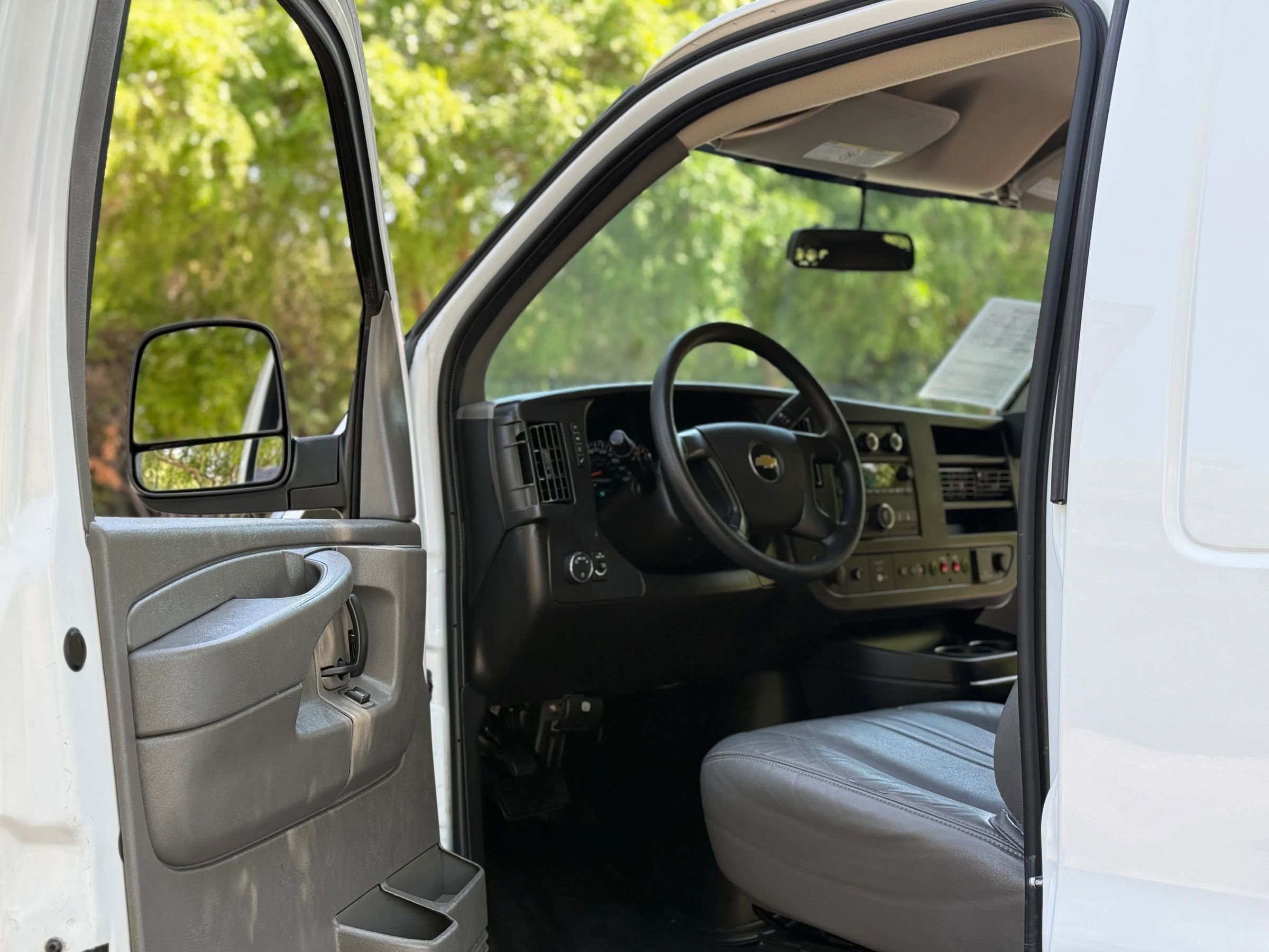 Used 2015 Chevrolet Express 2500 Van 3D image 9