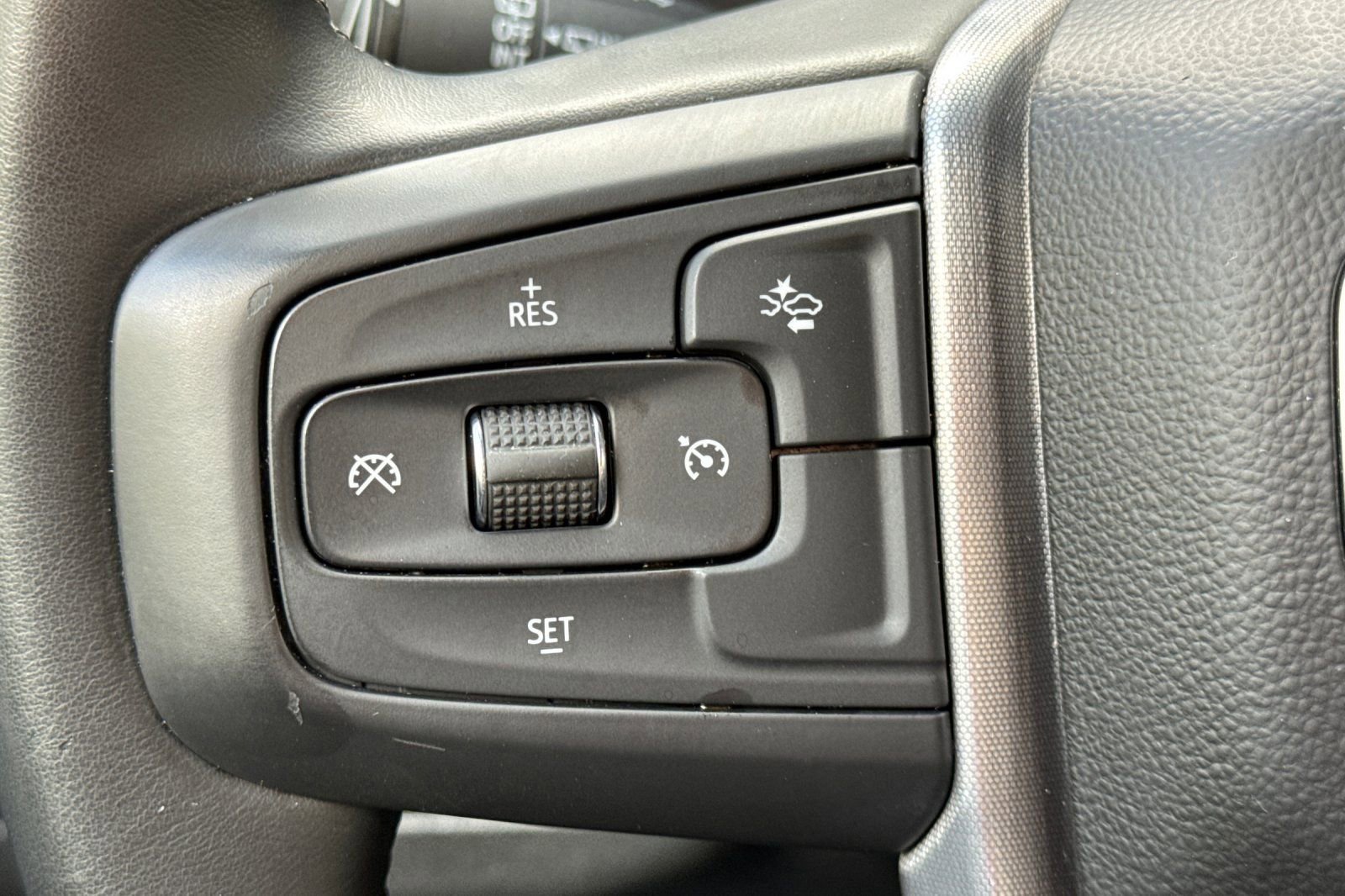 Used 2024 GMC Yukon SLT image 37