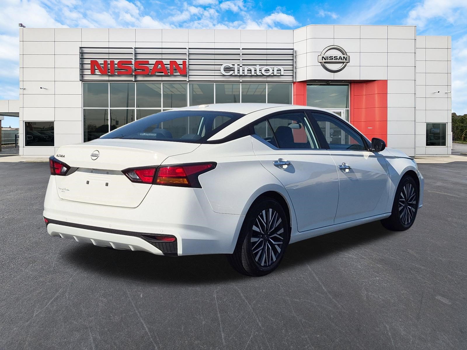 Used 2025 Nissan Altima 2.5 SV FWD image 3
