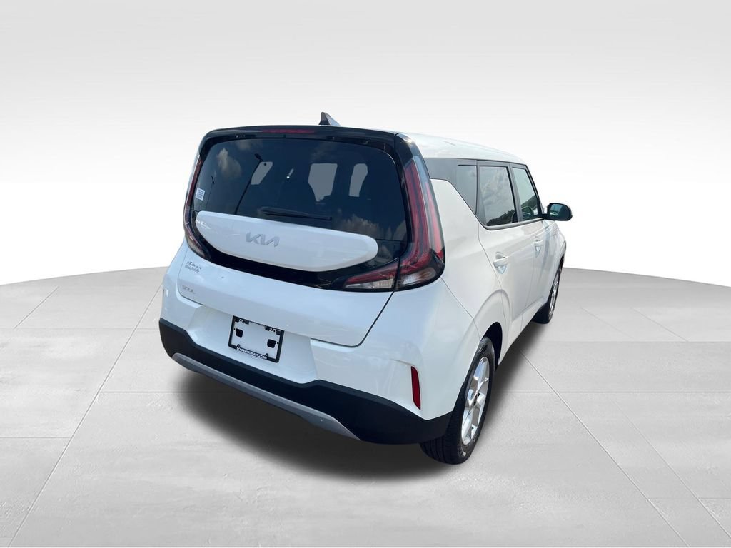 Used 2025 Kia Soul LX FWD image 5