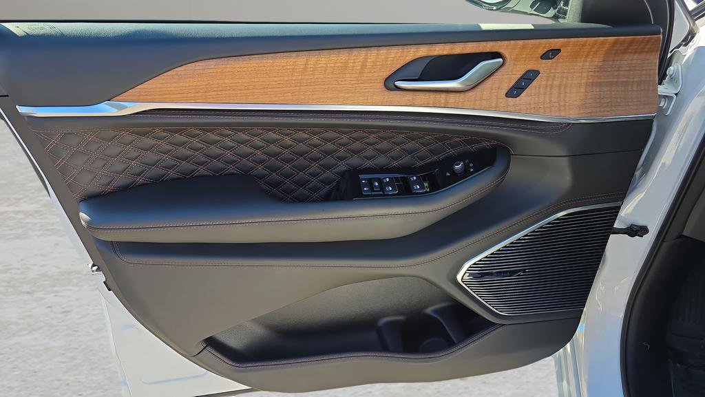 Used 2023 Jeep Grand Cherokee Summit image 9