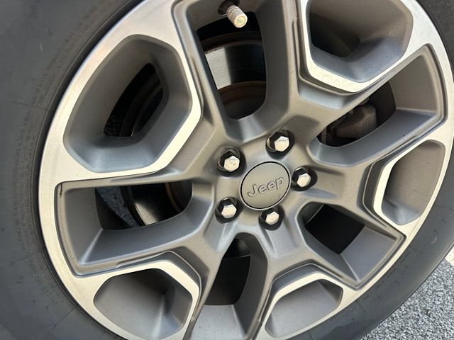 Used 2020 Jeep Cherokee Trailhawk w/ Technology Group AWD/4WD image 33