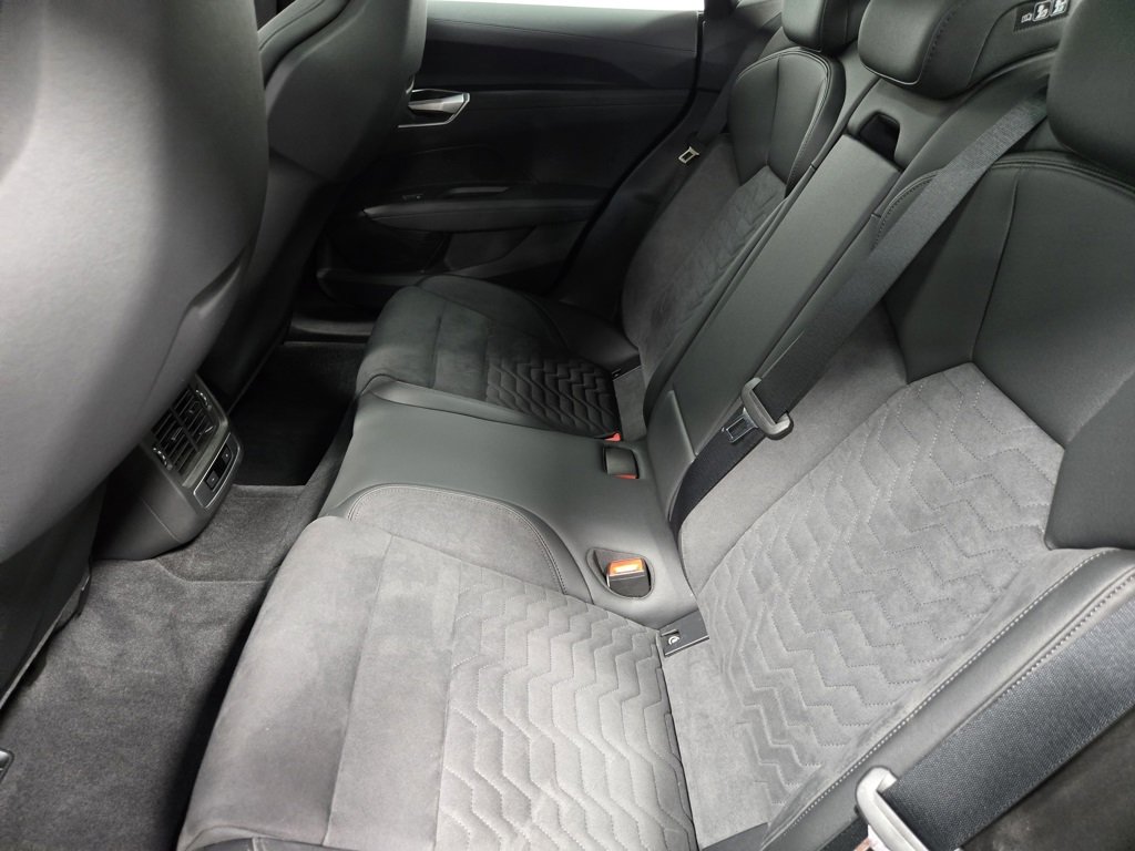 Used 2022 Audi e-tron GT Premium Plus image 31