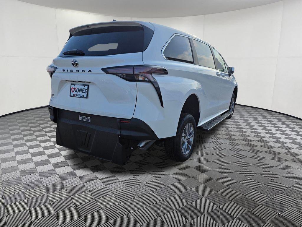 Used 2026 Toyota Sienna LE image 8