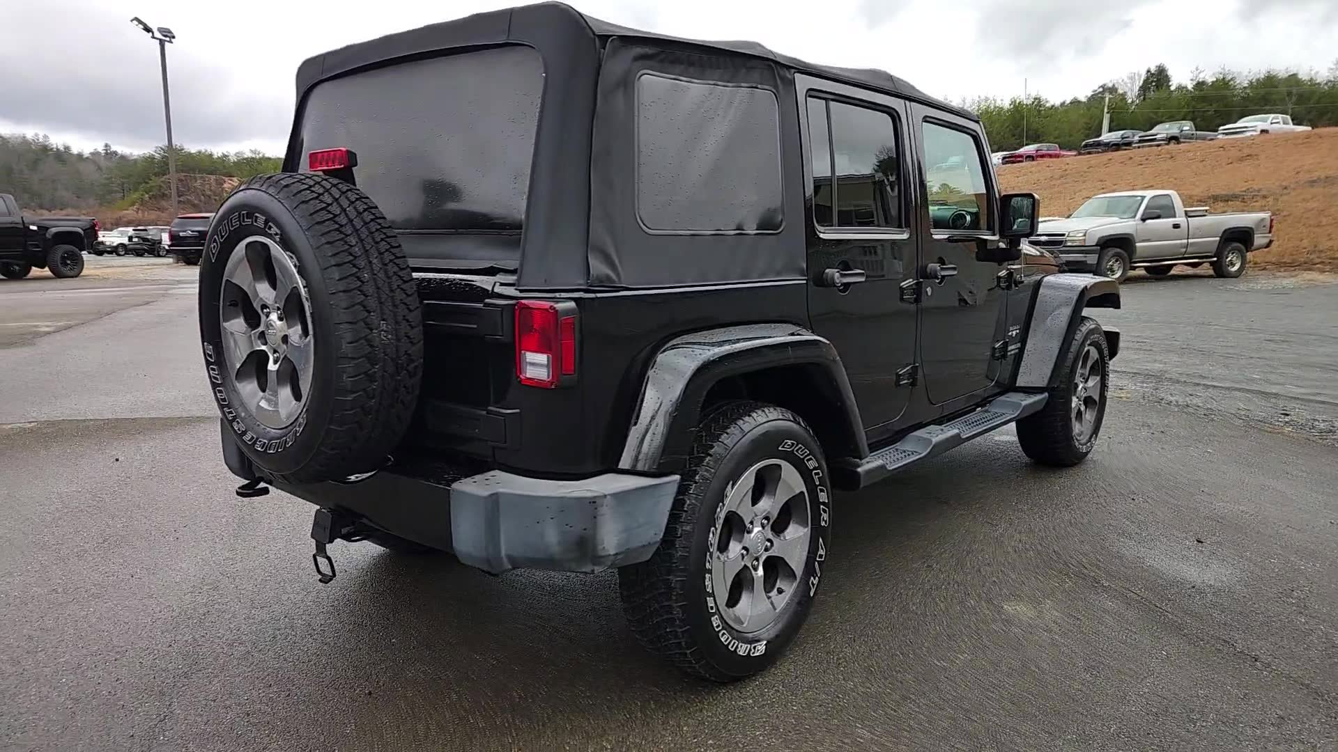 Used 2017 Jeep Wrangler Unlimited Sahara w/ Connectivity Group image 14