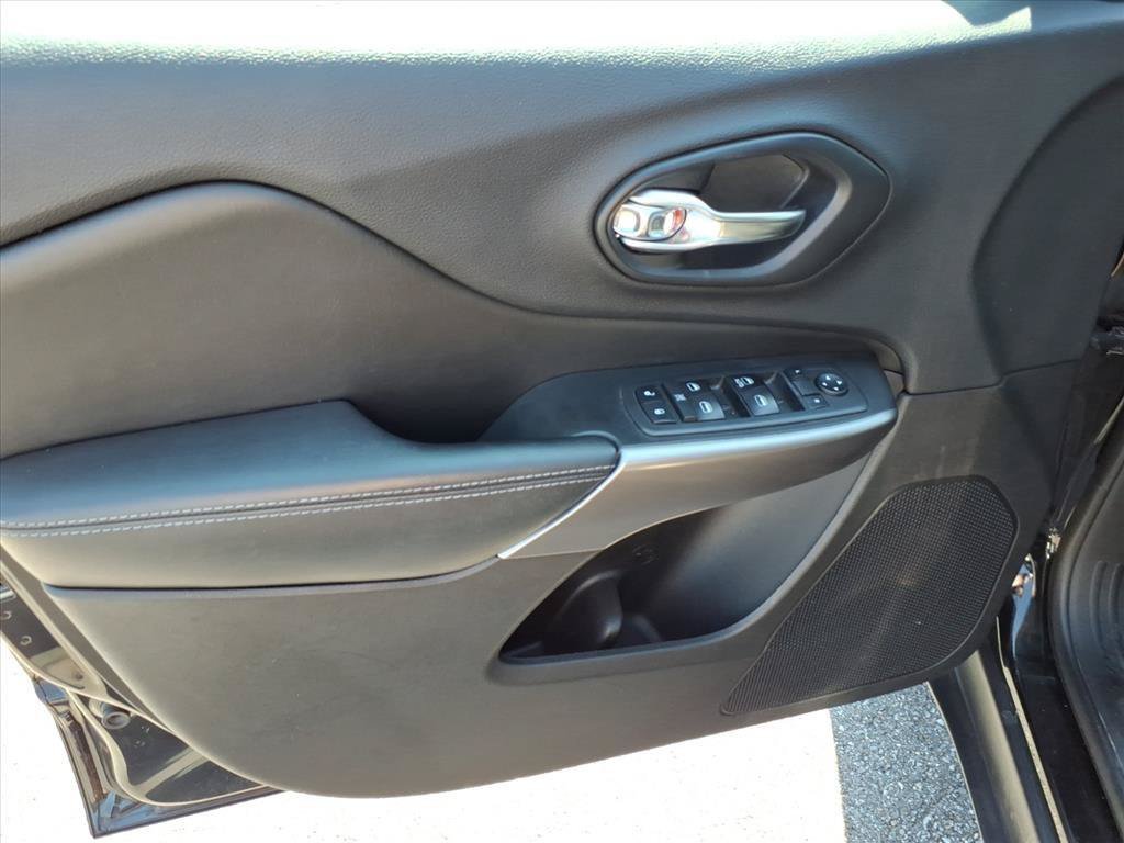 Used 2019 Jeep Cherokee Latitude w/ Cold Weather Group FWD image 14