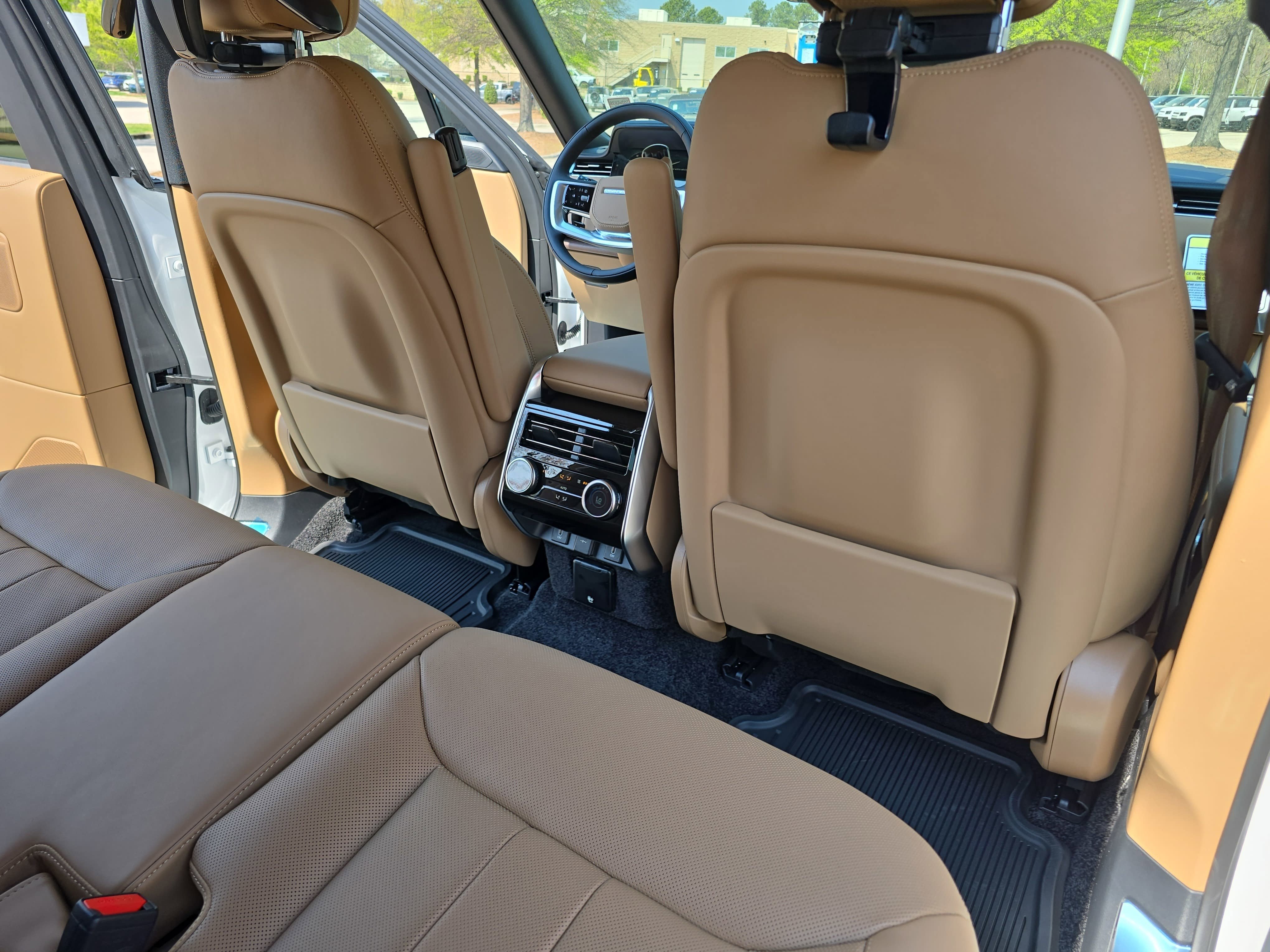 New 2026 Land Rover Range Rover Long Wheelbase SE AWD/4WD image 11