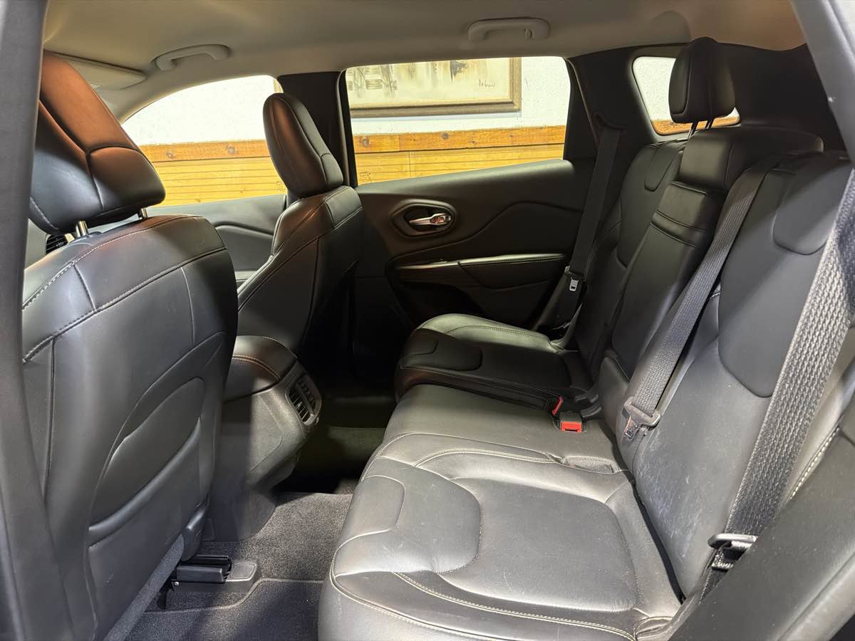 Used 2015 Jeep Cherokee Limited image 23