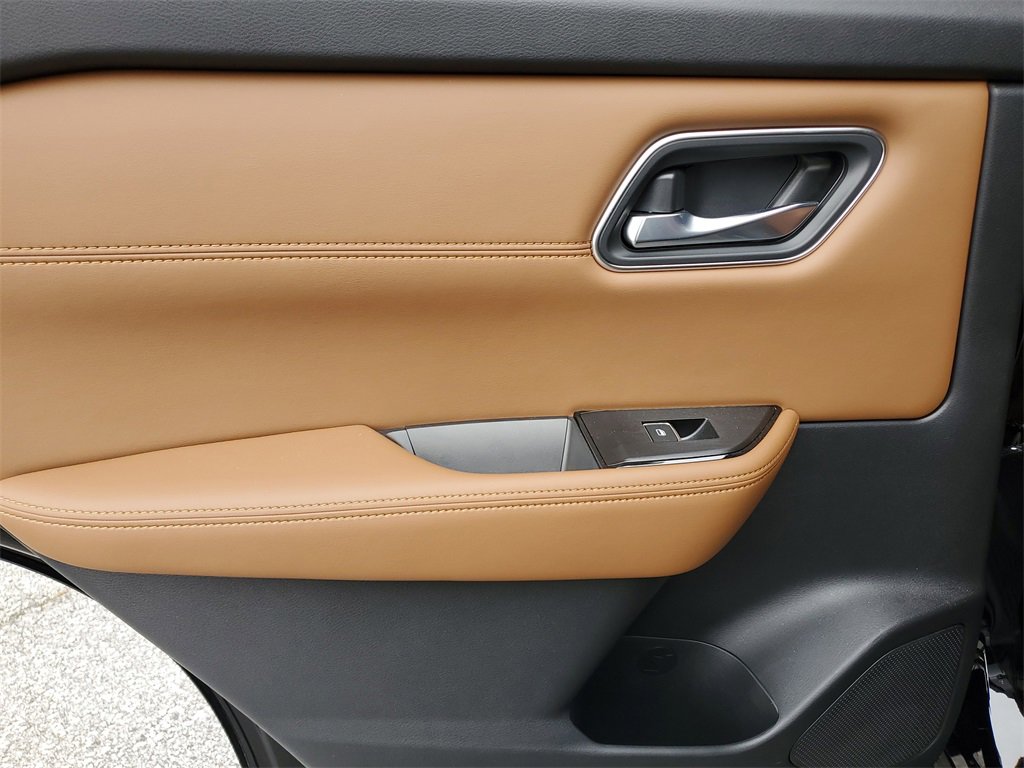 Used 2026 Nissan Rogue Platinum w/ Platinum Premium Package image 16