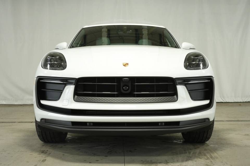 Certified 2026 Porsche Macan AWD/4WD image 11