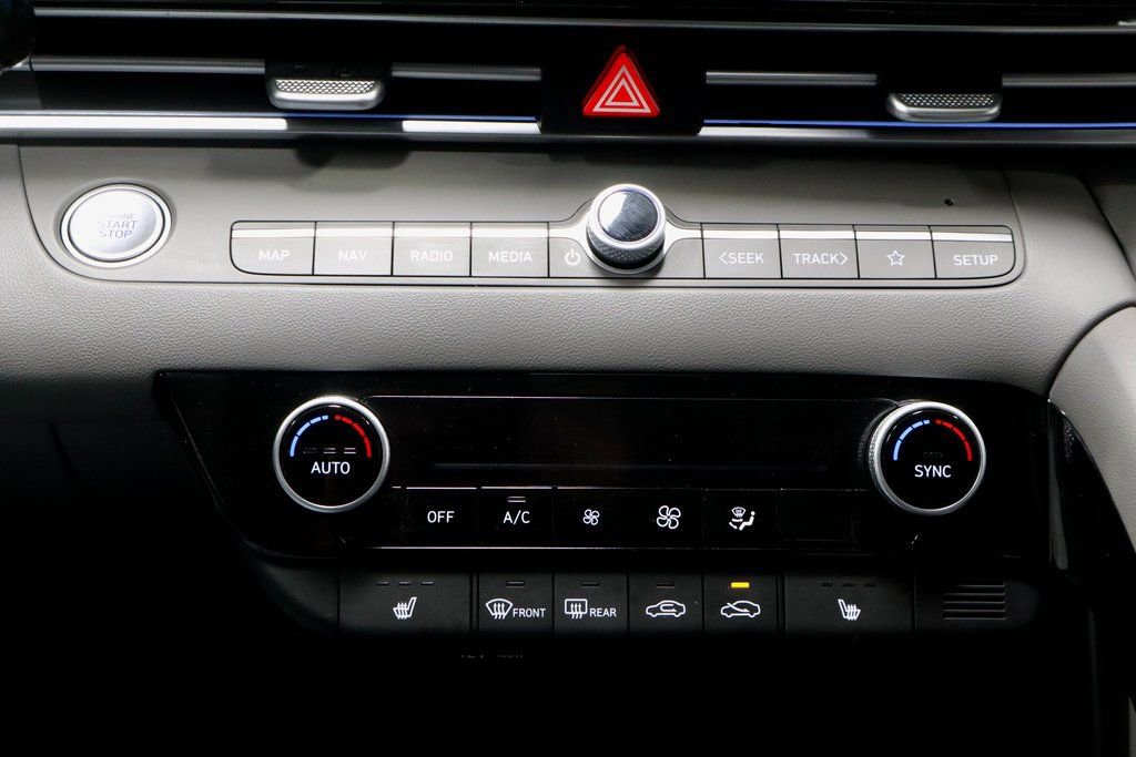 Certified 2025 Hyundai Elantra SEL image 35