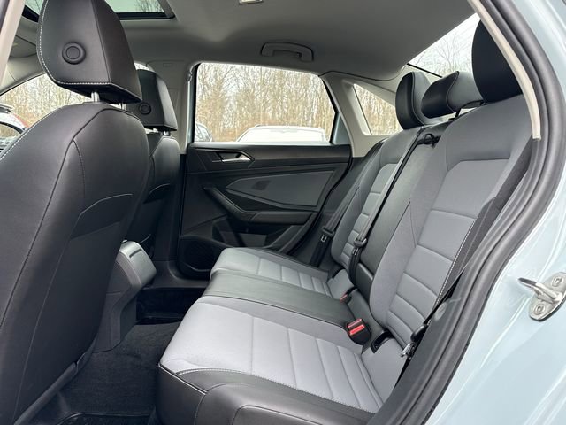 Certified 2025 Volkswagen Jetta SE w/ Sunroof Package image 25