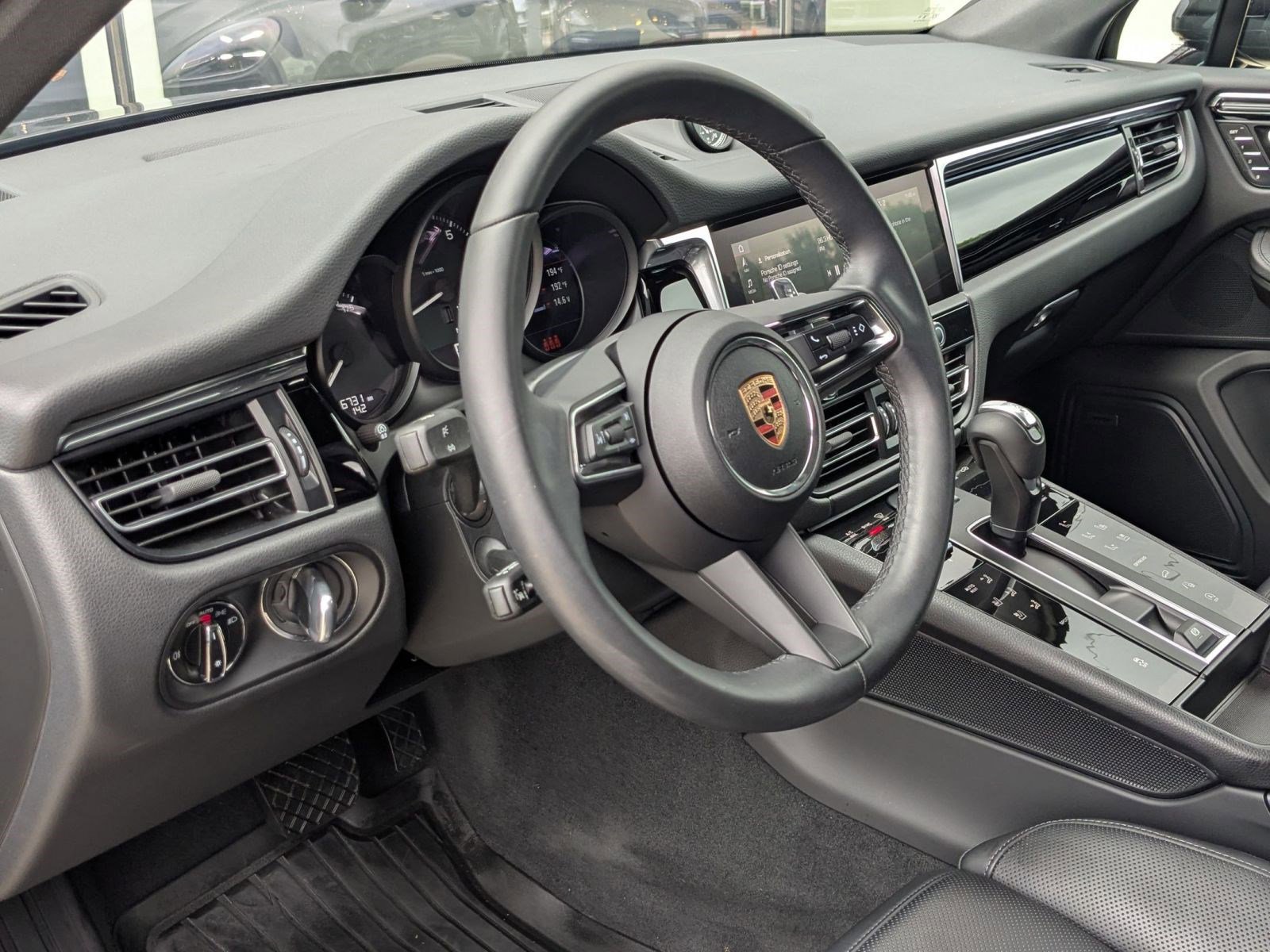 Certified 2025 Porsche Macan AWD/4WD image 4