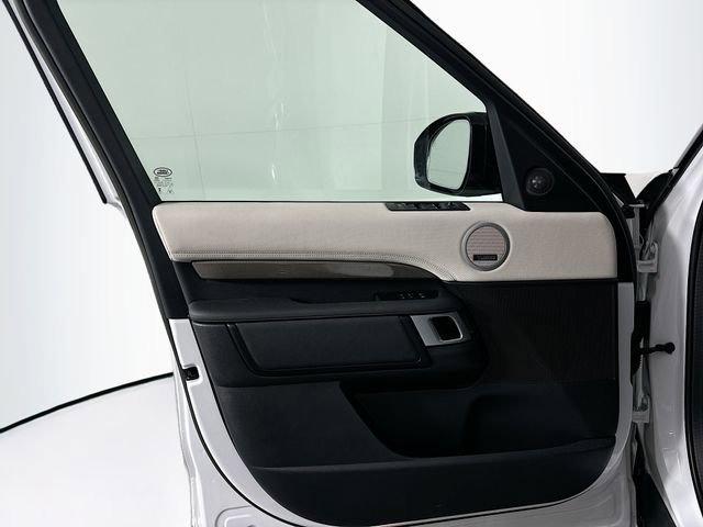 Used 2023 Land Rover Discovery Metropolitan Edition image 11
