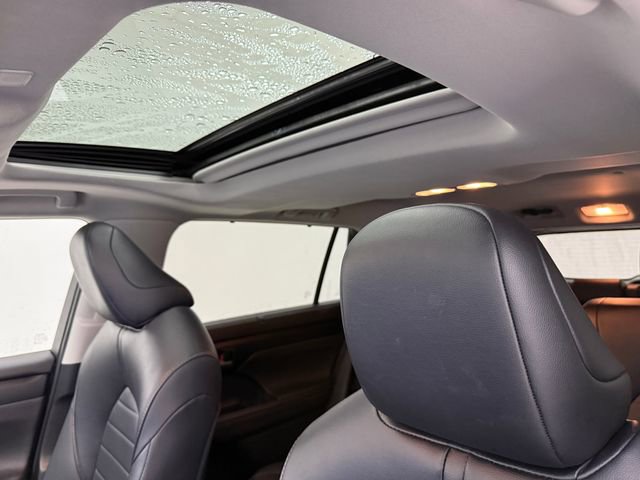 Used 2023 Toyota Highlander XLE FWD image 24