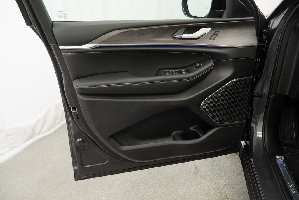 New 2025 Jeep Grand Cherokee L Overland w/ Trailer Tow Package image 29