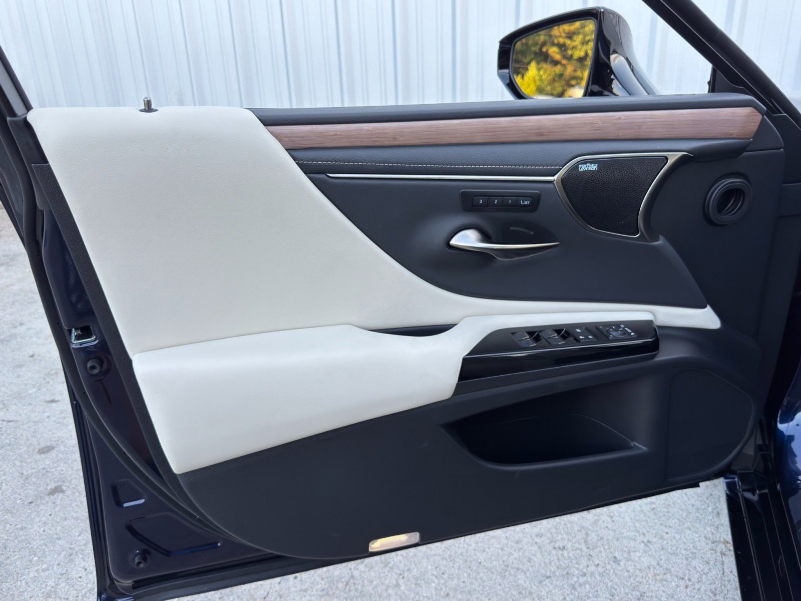 Used 2025 Lexus ES 350 Ultra Luxury w/ Accessory Package (Z1) image 48