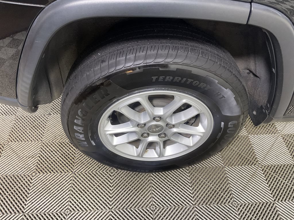 Used 2019 Jeep Grand Cherokee Laredo AWD/4WD image 10
