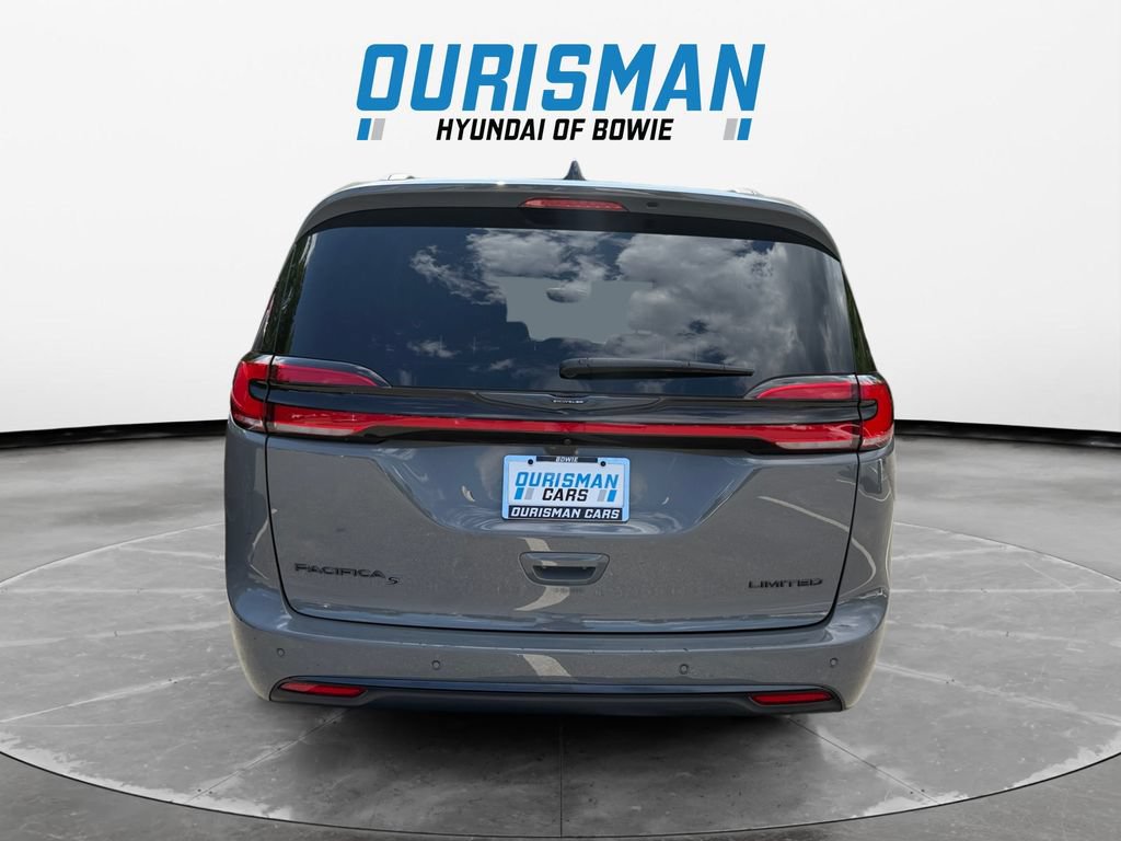 Used 2025 Chrysler Pacifica Limited FWD image 5